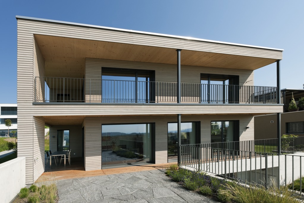 Façade en bois avec de la lasure brune à effet vieilli d'une maison Renggli