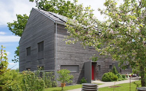 Maison en bois avec une façade en mélèze datant d’il y a neuf ans.