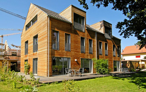 Façade en mélèze non traité d'une maison Renggli en bois