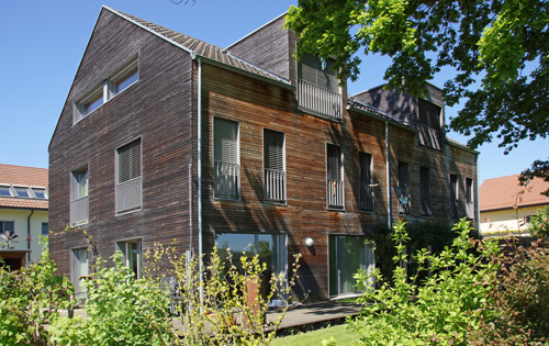 Maison en bois avec une façade en mélèze datant d’il y a neuf ans.