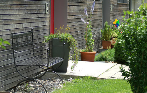 Façade en bois altérée, du côté de l’entrée