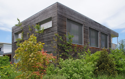 Maison en bois avec une façade en mélèze. Neuf ans après l’achèvement des travaux, le processus d’altération est terminé.