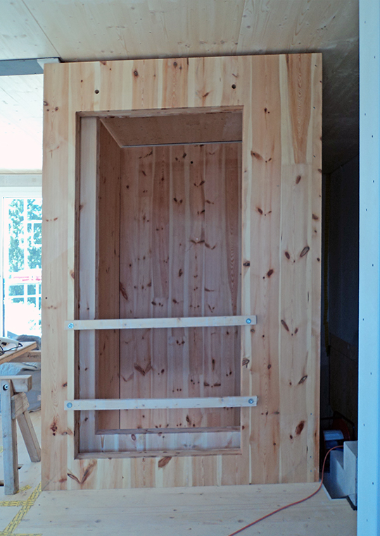 Unverkleideter Liftschacht aus Holz in der Bauphase, von vorne fotografiert.