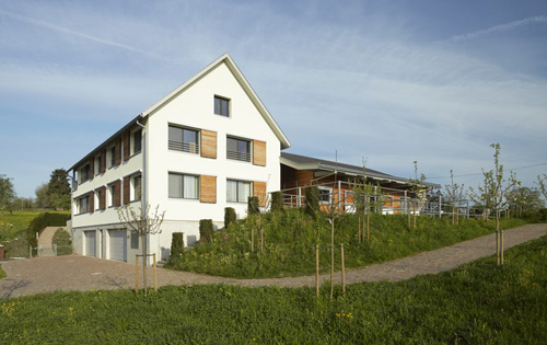 Satteldach-Haus im Bauernhaus-Stil