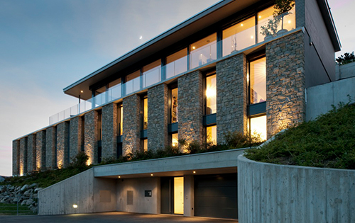 Façade en pierre pour une construction bois