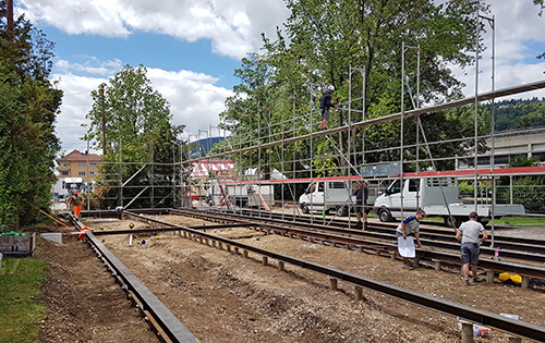 Bauplatz mit Stahlfundament, Stahlträgern und zweistöckigem Gerüst.