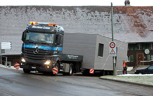 Transport des VISION:R2 Bungalow mit dem Schwertransporter