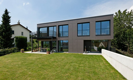 Eternitfassade an einem Renggli-Haus aus Holz