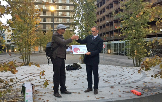 Hansbeat Reusser de Lignum Zürich remet le «Certificat d'origine bois Suisse» à Jean-Claude Maissen, CEO de Freilager AG et maître d’ouvrages.