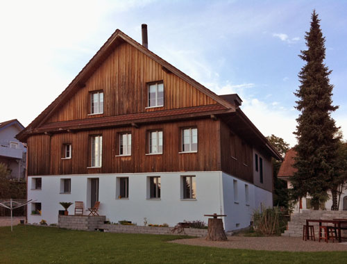 Südseite: Umgebauter und energetisch sanier-ter Hausteil mit neuem Garten.