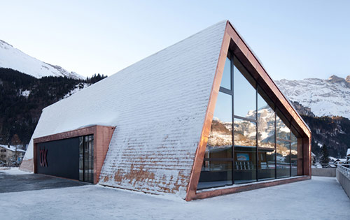 Restaurant OX in Engelberg mit Schneebedecktem Dach.