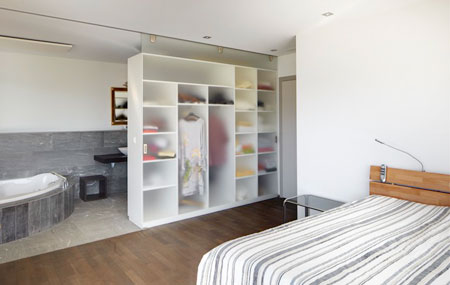 Badezimmer mit Ankleide und angrenzendem Schlafzimmer
