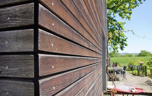 Unbehandelte, verwitterte Lärchen-Holzfassade nach 9 Jahren.
