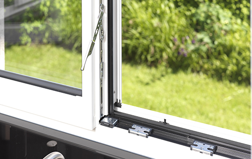 Geöffnetes Fenster mit sichtbarem Rahmen