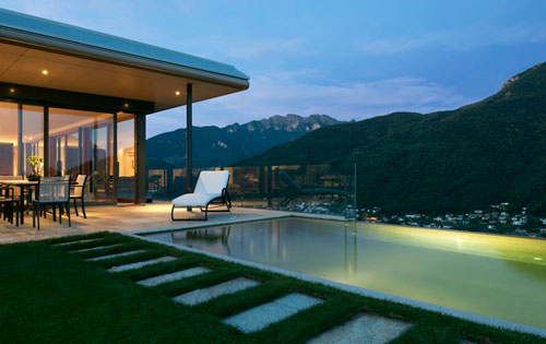 Infinitypool mit Wasserbeleuchtung