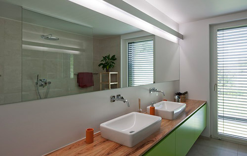 Leuchtstofflampe in Badezimmer