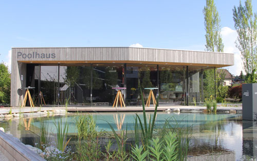 Poolhaus mit Naturteich und Regenerationsbereich