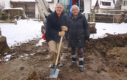 Spatenstich mit Bagger, Schaufel und Schnee