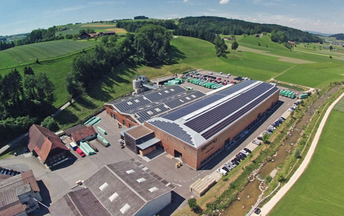 Renggli-Werk aus der Vogelperspektive mit Photovoltaikanlage auf dem Dach