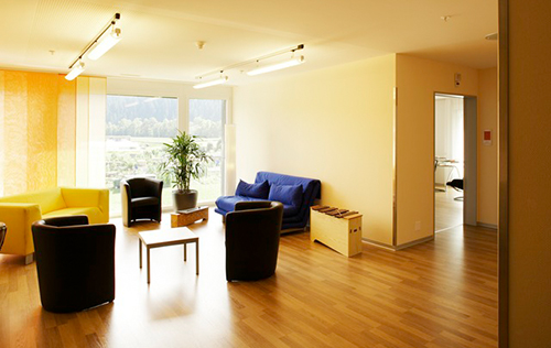 Vorzone mit Möbel und Fenster in einem Bewohnerhaus der Heimstätte Bärau