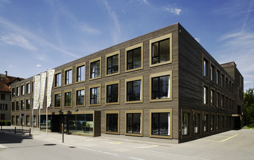 Fassade aus Fichtenholz mit einer Grundierung und zwei Farbanstrichen im Werk (Baujahr 2003)