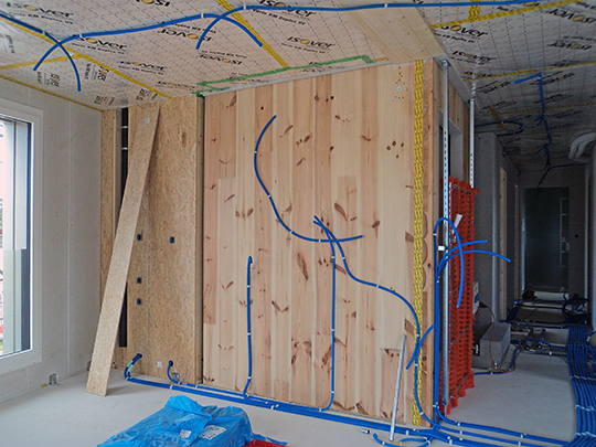 Liftschacht aus Holz von der dem Treppenhaus abgewandten Seite
