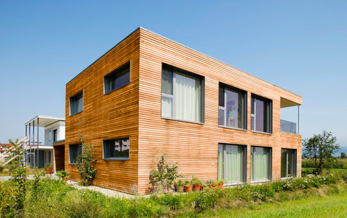 Ein Einfamilienhaus mit unbehandelter Lärchenfassade ein Jahr nach der Fertigstellung im 2005