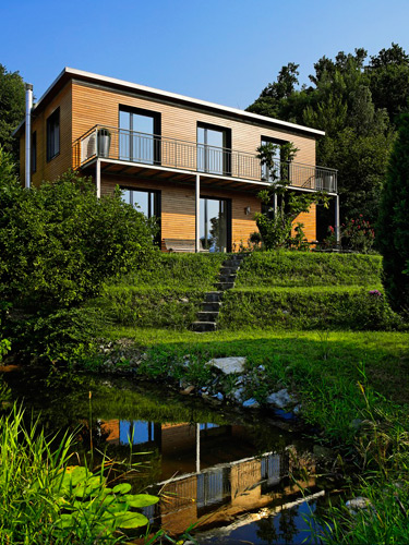 Natürlicher Garten mit idyllischem Naturteich