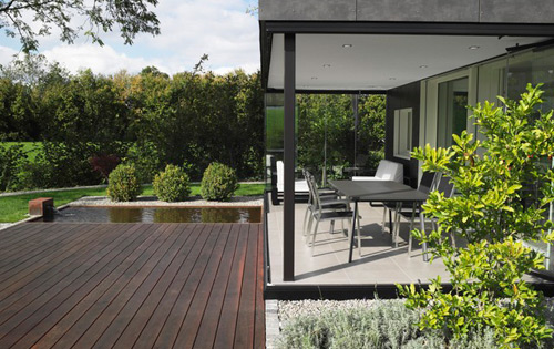 Durch die auf drei Seiten verglasten Wände, fühlt man sich auf dieser Veranda immer wie mitten in der Natur. 