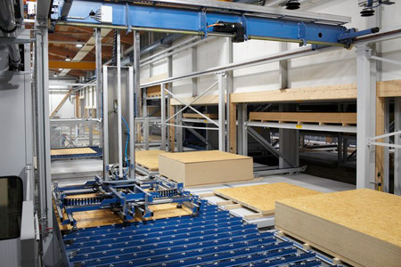 Stapel von USB-Platten und Maschinenarm für das Bearbeitungszentrum