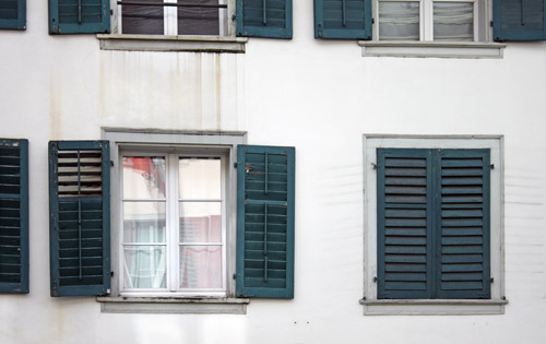 Fassade mit Spuren von ablaufendem Wasser unter der Fensterbank.