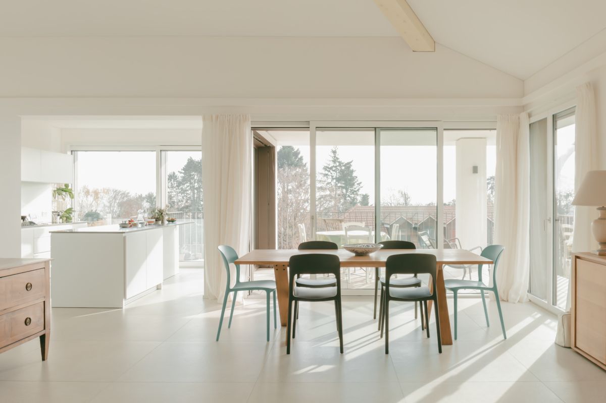 Wohnzimmer und Küche mit grossen Fenstern und Ausblick