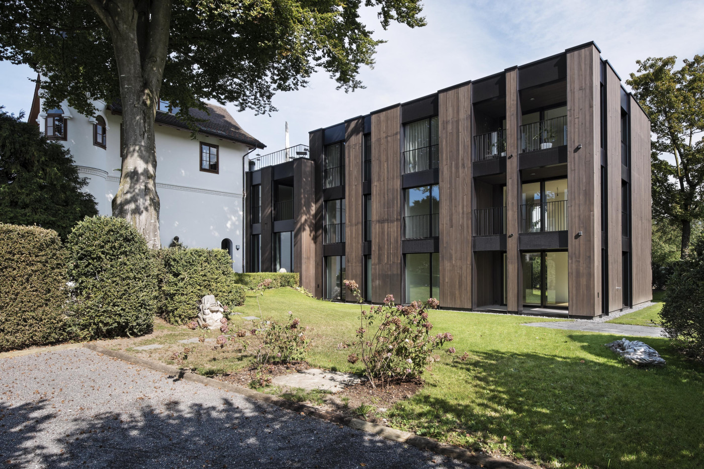 Das Mehrfamilienhaus in Holz schafft die Verbindung von alt und neu