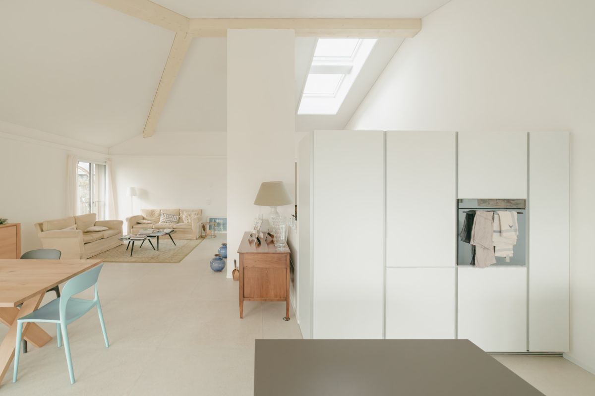 Blick von der Wohnküche zum Esstisch und dem Wohnzimmer mit Oblicht