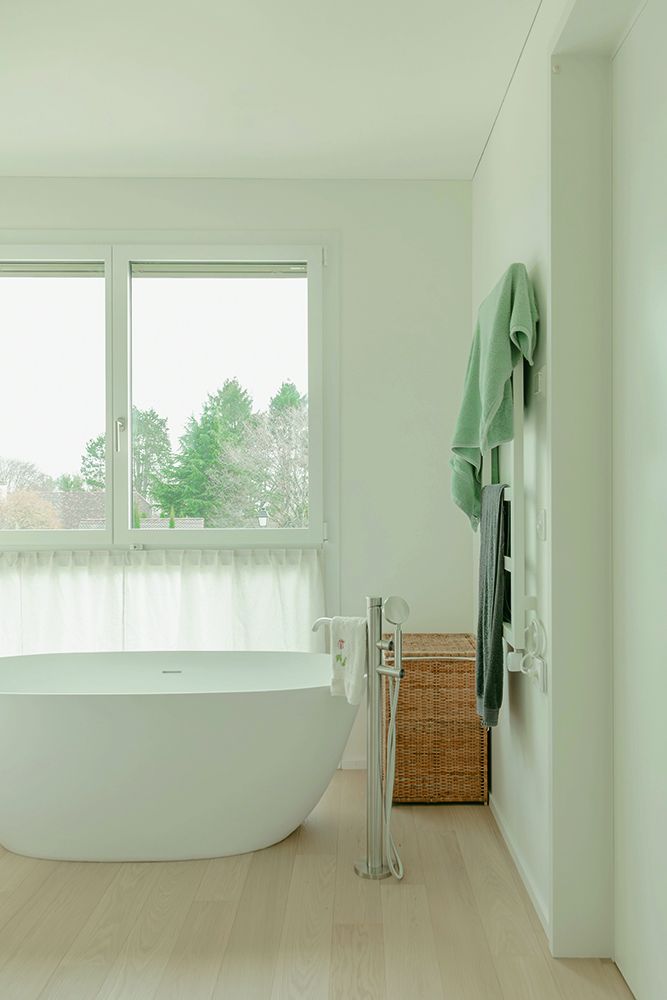 Badezimmer mit freistehender Badewanne