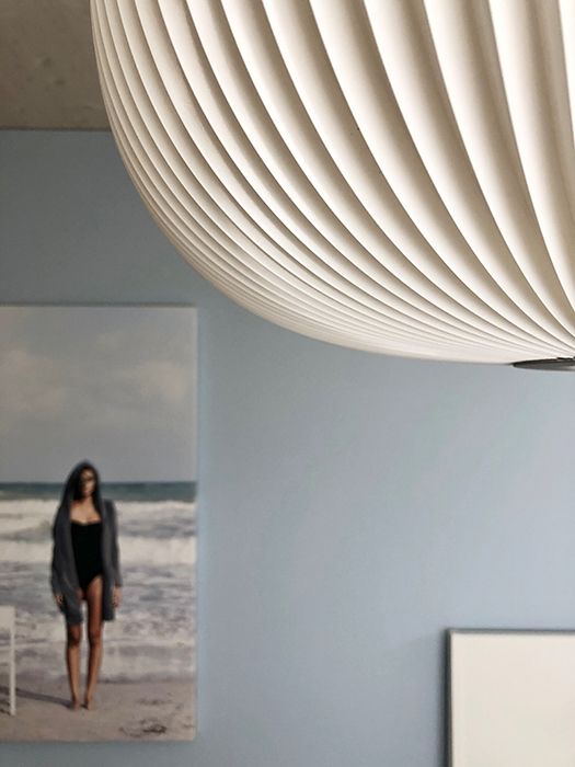 Fotografie Frau am Strand mit fliessendem farblichem Übergang zur Wand, Deckenleuchte