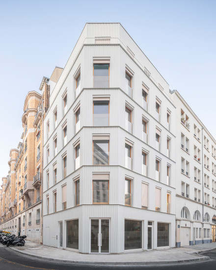 Mehrgeschossiger Holzbau, der in Paris eine Ecke ausfüllt und direkt angrenzend an bestehende Bauten angebaut wurde..