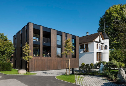 Das Mehrfamilienhaus in Holz schafft die Verbindung von alt und neu