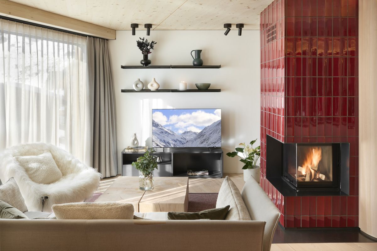 Wohnzimmer mit Ofen aus roten Kacheln.