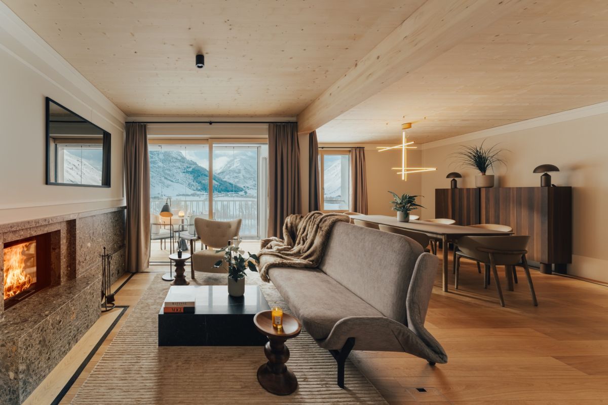 Wohnzimmer mit Natursteinkamin