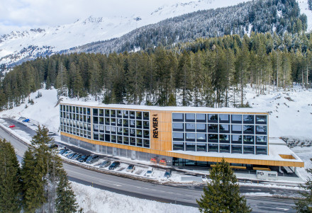 Hotel Revier mit Schnee und parkierten Autos vom Heidsee gesehen