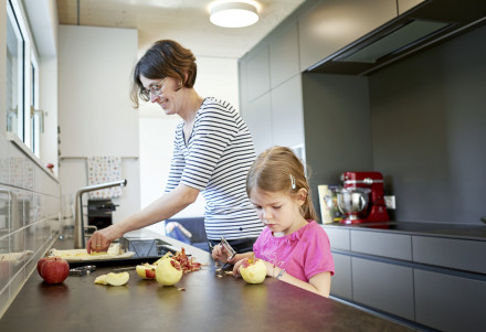 Küche, Mutter mit Kind beim Vorbereiten eines Früchtewähens