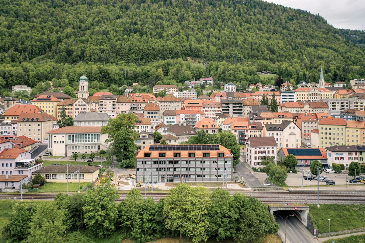 Drohnenaufnahme des Hota Hotels mit St-Imier im Hintergrund