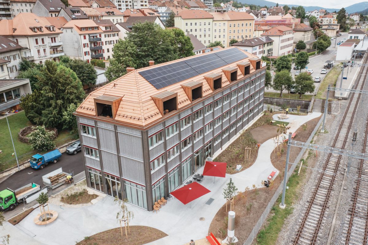 Drohnenaufnahme des Hota Hotels mit Park und Spielplatz