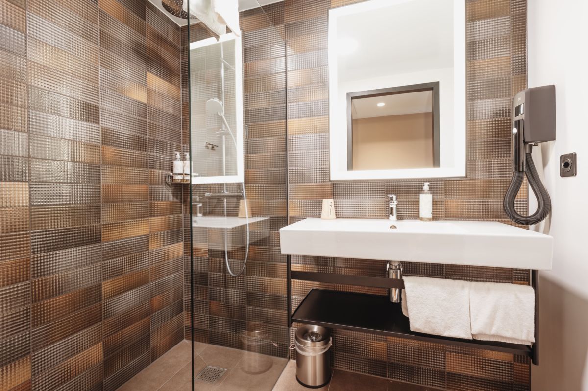 Badezimmer mit Dusche und Lavabo, angeliefert auf die Baustelle als ausgebautes Modul