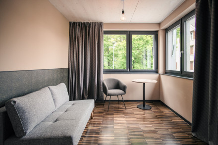 Ein Zimmer der Kategorie Junior Suite mit Sofa-Ecke