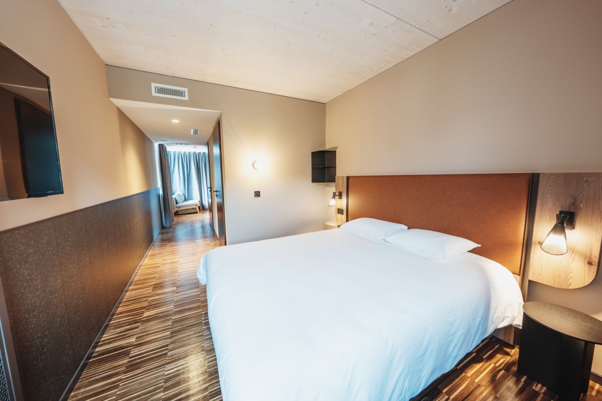 Ein Zimmer der Kategorie Junior Suite mit Doppelbett