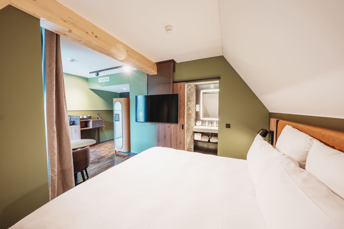 Zimmer der Kategorie Prestige mit Blick ins Badezimmer und den Wohnbereich