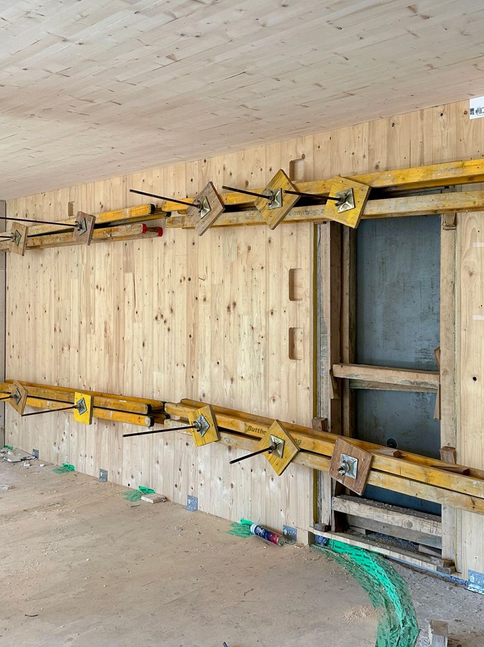 Verbindung von einhäuptiger und verlorener Schalung sowie deren Verstärkung