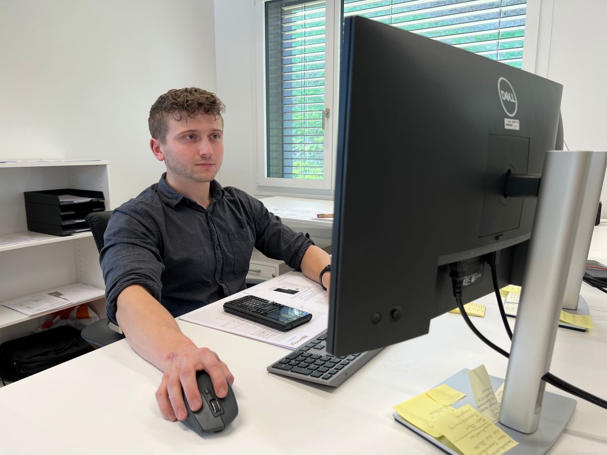 Ramon Erni sitzt vor dem Computer